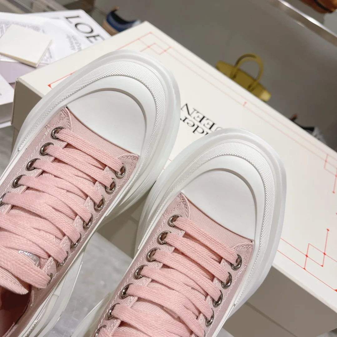 👟👟Ex-factory price 580👟👟 The latest version of Alexander McQueen's men's and women's couple's model is a hot item👑Purchase version original version 1:1 Fabric: Original imported waterproof canvas Lining: Imported water-resistant sheepskin, strong, stain-resistant and breathable. Insole: Imported silk lining Outsole: TPU multi-layer original combination sole (not the ordinary sole on the market) Packaging: Comes with original shoe box, cloth bag, certificate card Code number: 34-45